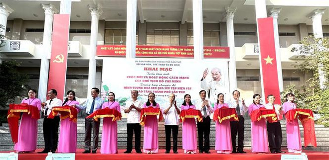 Exposition sur la vie et la carrière révolutionnaire du président Hô Chi Minh à Cân Tho ảnh 2 Exposition sur la vie et la carrière révolutionnaire du président Hô Chi Minh à Cân Tho ảnh 2