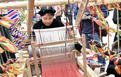 Les femmes de l’ethnie Tày perdurent le métier de tissage de brocart ảnh 2 Les femmes de l’ethnie Tày perdurent le métier de tissage de brocart ảnh 2