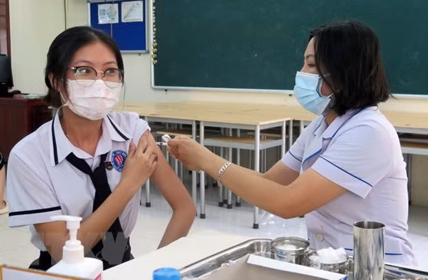 COVID-19: plus de 1.800 nouveaux cas détectés le 13 août ảnh 1