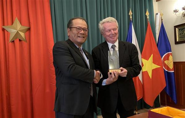 Un écrivain tchèque remporte le prix de l'information pour l'étranger du Vietnam ảnh 1 Un écrivain tchèque remporte le prix de l'information pour l'étranger du Vietnam ảnh 1