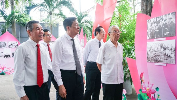 Exposition sur la vie et la carrière révolutionnaire du président Hô Chi Minh à Cân Tho ảnh 1 Exposition sur la vie et la carrière révolutionnaire du président Hô Chi Minh à Cân Tho ảnh 1