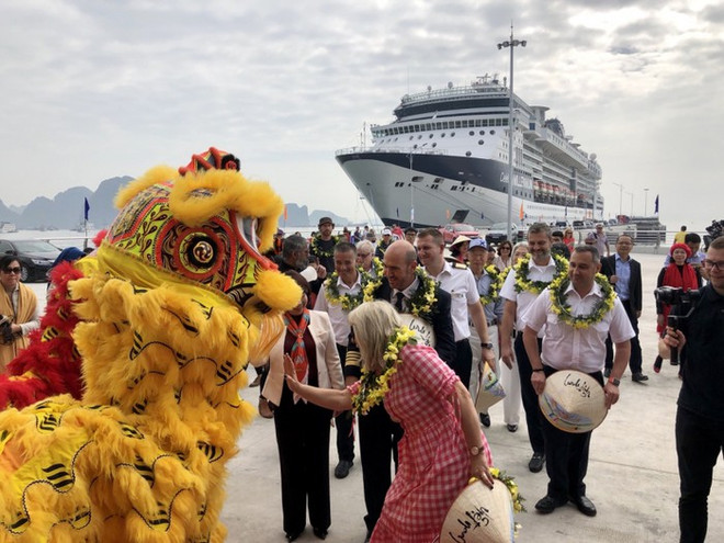 Le 15 millionième touriste étranger foule le sol vietnamien ảnh 1 Le 15 millionième touriste étranger foule le sol vietnamien ảnh 1