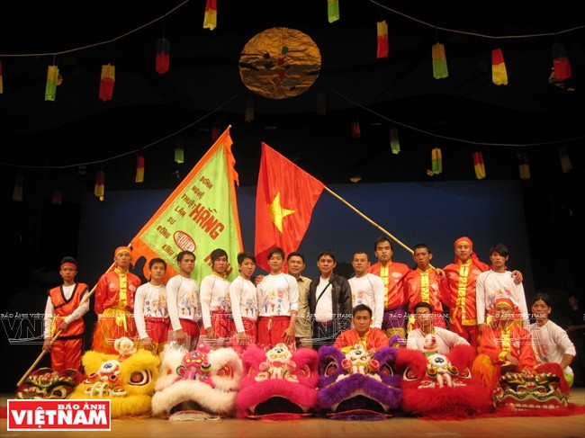 L’homme qui propage la danse de la licorne, du lion et du dragon dans le monde ảnh 3 L’homme qui propage la danse de la licorne, du lion et du dragon dans le monde ảnh 3