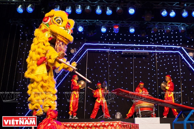 L’homme qui propage la danse de la licorne, du lion et du dragon dans le monde ảnh 2 L’homme qui propage la danse de la licorne, du lion et du dragon dans le monde ảnh 2