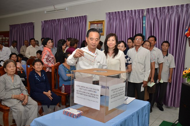 Des Vietnamiens du Cambodge soutiennent les soldats et les habitants de Truong Sa ảnh 1 Des Vietnamiens du Cambodge soutiennent les soldats et les habitants de Truong Sa ảnh 1