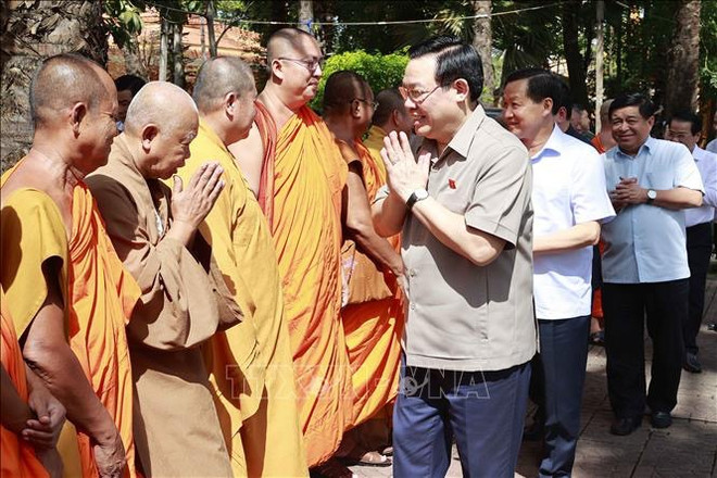 Fête Sene Dolta: Le président de l’Assemblée nationale adresse ses voeux à des bonzes de Soc Trang ảnh 1 Fête Sene Dolta: Le président de l’Assemblée nationale adresse ses voeux à des bonzes de Soc Trang ảnh 1