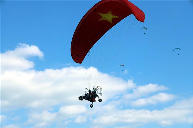 Le paramoteur avec formations de vols le plus nombreux de pilotes établit un record du Vietnam ảnh 1