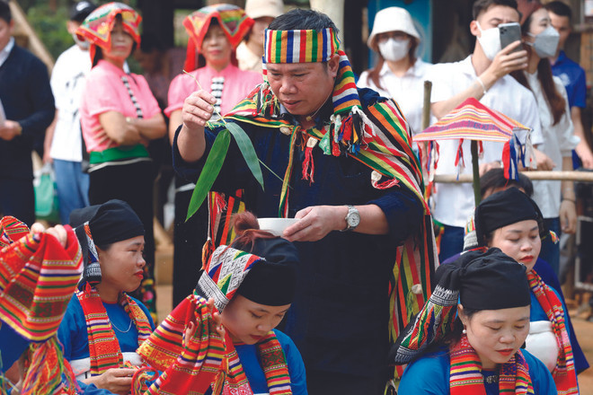 Chá Mùn, une fête dédiée à la médecine chamanique Thai ảnh 1