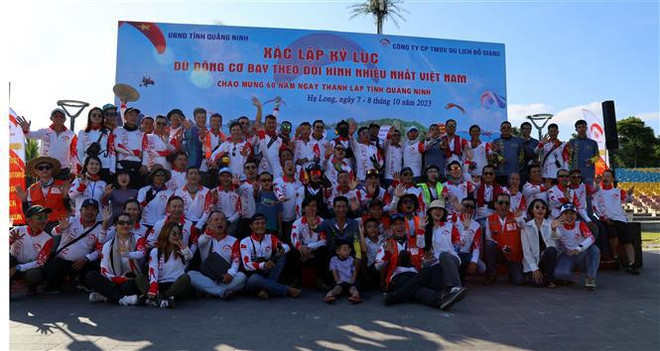 Le paramoteur avec formations de vols le plus nombreux de pilotes établit un record du Vietnam ảnh 2