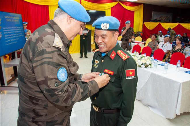 La MINUSS décerne la Médaille de maintien de la paix de l’ONU à trois officiers de police vietnamiens ảnh 2 La MINUSS décerne la Médaille de maintien de la paix de l’ONU à trois officiers de police vietnamiens ảnh 2