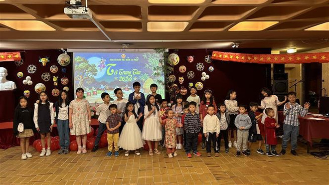 Les communautés vietnamiennes en France et en Allemagne célèbrent la Fête de la mi-automne 2023 ảnh 1 Les communautés vietnamiennes en France et en Allemagne célèbrent la Fête de la mi-automne 2023 ảnh 1