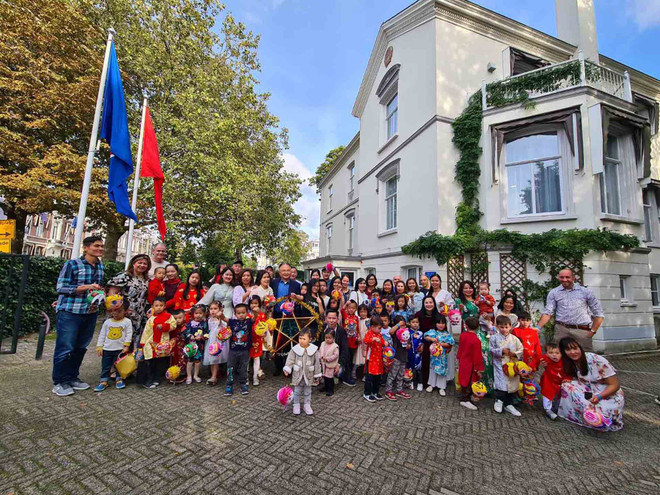 Fête de la mi-automne pour les enfants vietnamiens en Belgique et aux Pays-Bas ảnh 2 Fête de la mi-automne pour les enfants vietnamiens en Belgique et aux Pays-Bas ảnh 2