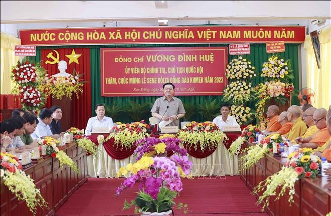 Fête Sene Dolta: Le président de l’Assemblée nationale adresse ses voeux à des bonzes de Soc Trang ảnh 2 Fête Sene Dolta: Le président de l’Assemblée nationale adresse ses voeux à des bonzes de Soc Trang ảnh 2