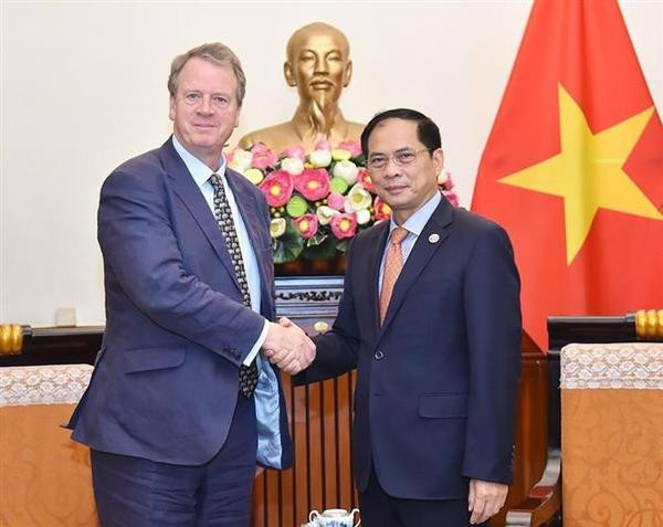 Le ministre des Affaires étrangères reçoit le secrétaire d'État écossais ảnh 2 Le ministre des Affaires étrangères reçoit le secrétaire d'État écossais ảnh 2