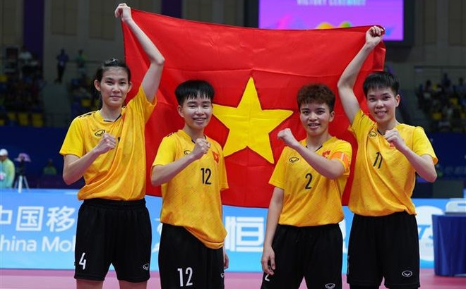 ASIAD 19 : l'équipe féminine de sepak takraw de quatre remporte la 2e médaille d'or pour le Vietnam ảnh 1