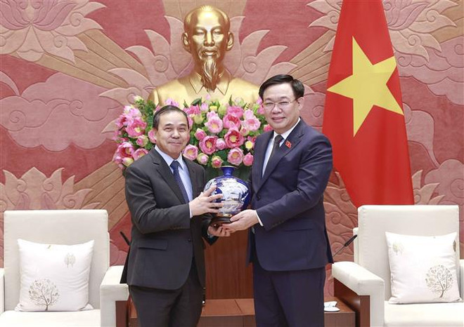 Le président de l'Assemblée nationale du Vietnam reçoit l'ambassadeur du Laos ảnh 1 Le président de l'Assemblée nationale du Vietnam reçoit l'ambassadeur du Laos ảnh 1