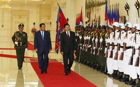 Le Premier ministre laotien entame une visite officielle au Cambodge ảnh 1 Le Premier ministre laotien entame une visite officielle au Cambodge ảnh 1