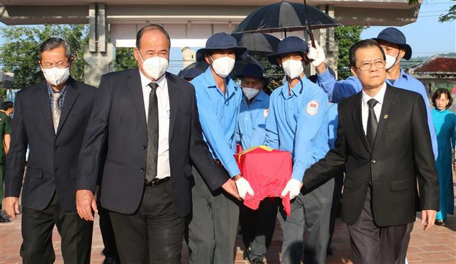 Inhumation des restes de 88 soldats volontaires et experts vietnamiens tombés au Cambodge ảnh 1