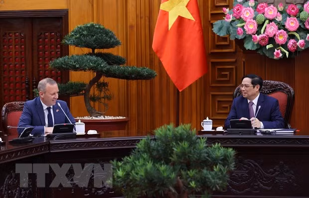 Le Premier ministre reçoit l’ambassadeur du Royaume-Uni ảnh 1 Le Premier ministre reçoit l’ambassadeur du Royaume-Uni ảnh 1