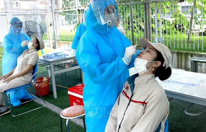 Dépistage du COVID-19 : le PM ordonne de publier rapidement des instructions pour les entreprises ảnh 2