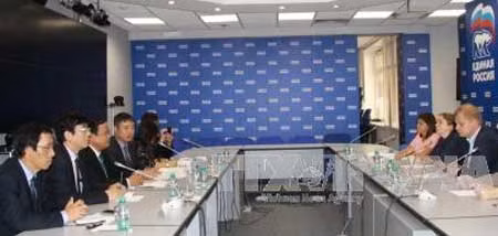 Une délégation de la Commission centrale de Propagande et de l’Éducation en visite en Russie ảnh 1