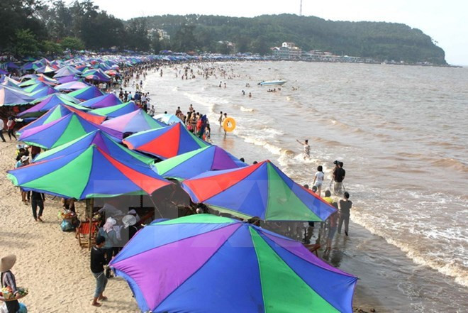 Les vacanciers affluent vers plusieurs sites touristiques ảnh 2 Les vacanciers affluent vers plusieurs sites touristiques ảnh 2