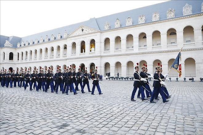 Cérémonie d'accueil officielle du PM Pham Minh Chinh et d'une délégation vietnamienne à Paris ảnh 2 Cérémonie d'accueil officielle du PM Pham Minh Chinh et d'une délégation vietnamienne à Paris ảnh 2