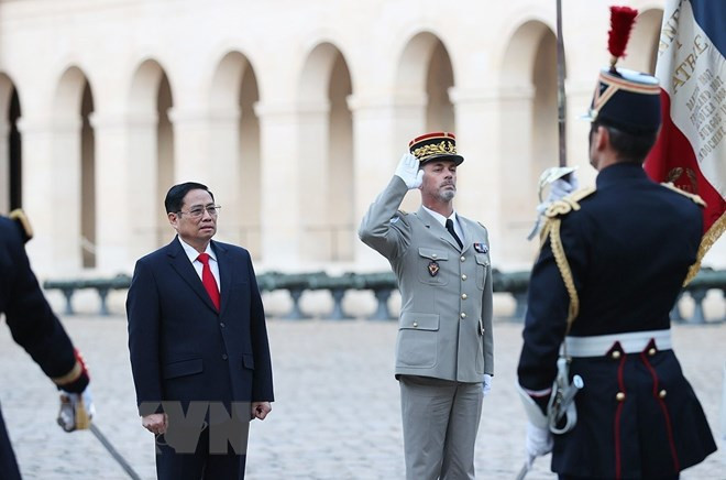 Cérémonie d'accueil officielle du PM Pham Minh Chinh et d'une délégation vietnamienne à Paris ảnh 1 Cérémonie d'accueil officielle du PM Pham Minh Chinh et d'une délégation vietnamienne à Paris ảnh 1