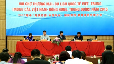 Plus de 400 stands à la foire internationale du commerce et du tourisme Vietnam-Chine 2015 ảnh 1