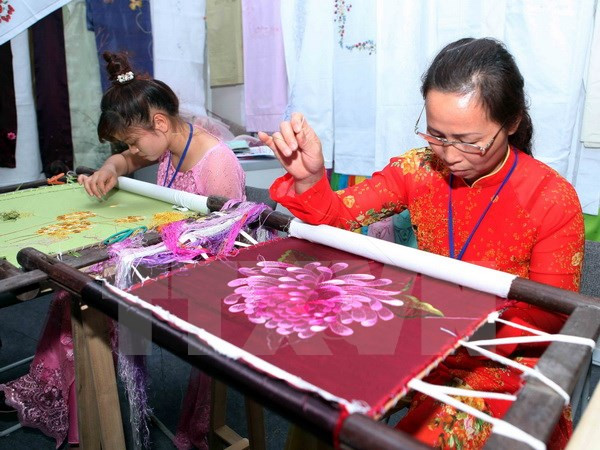 Ouverture du Festival touristique des villages de métiers traditionnels Hanoï-Vietnam 2016 ảnh 1