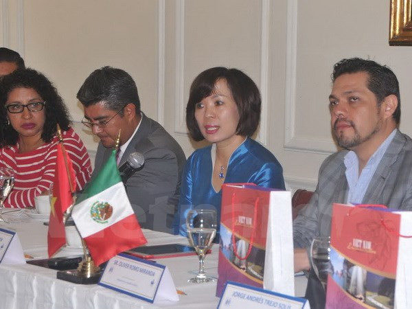 Des intellectuels mexicains admirent les réalisations socioéconomiques du Vietnam ảnh 1 Des intellectuels mexicains admirent les réalisations socioéconomiques du Vietnam ảnh 1
