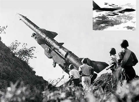 Des attachés militaires étrangers visitent une unité de défense antiaérienne ảnh 1 Des attachés militaires étrangers visitent une unité de défense antiaérienne ảnh 1