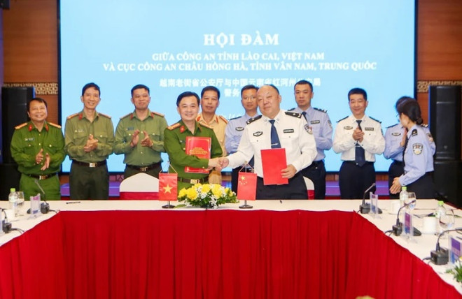 La police de la province de Lao Cai et celle du xien de Hongheu (Chine) renforcent leur coopération ảnh 1
