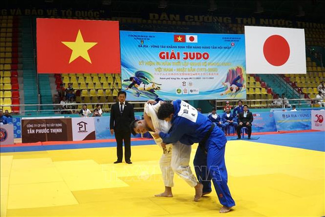 Près de 300 compétiteurs au tournoi de judo à l'occasion des 50 ans des relations Vietnam-Japon ảnh 1