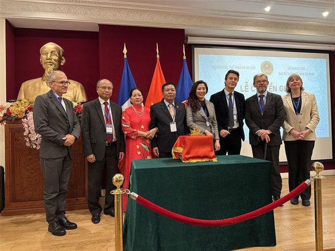En France, le sceau royal en or des Nguyên remis aux représentants vietnamiens ảnh 1 En France, le sceau royal en or des Nguyên remis aux représentants vietnamiens ảnh 1
