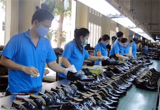 La CE évalue la régularité de taxes antidumping sur certaines chaussures vietnamiennes ảnh 1