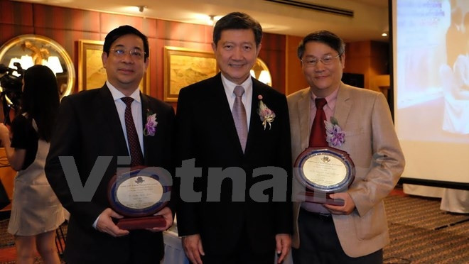 Une université thaïlandaise honore deux Vietnamiens ảnh 1 Une université thaïlandaise honore deux Vietnamiens ảnh 1