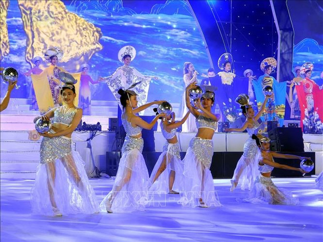 Le carnaval de Ha Long 2023 débute sur les ailes de la danse ảnh 1