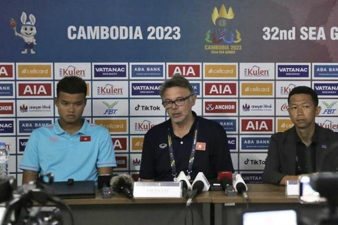 SEA Games 32: l'équipe masculine de football U22 du Vietnam occupe la première place du groupe B ảnh 2