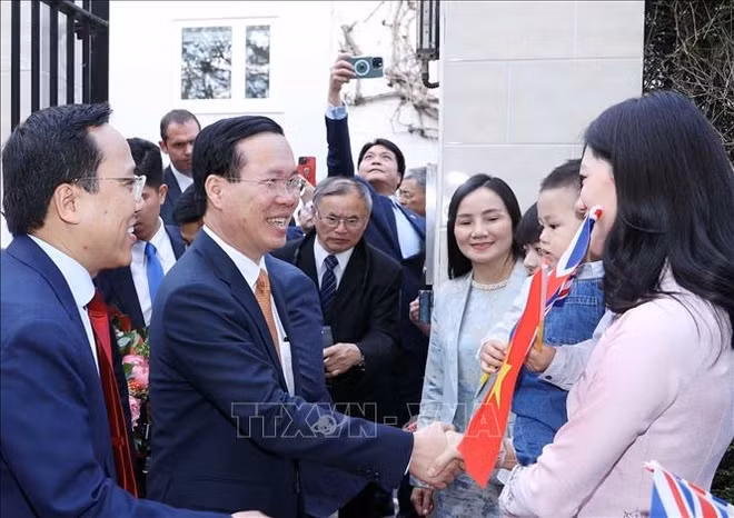 Le président Vo Van Thuong arrive à Londres pour le sacre du roi Charles III ảnh 1 Le président Vo Van Thuong arrive à Londres pour le sacre du roi Charles III ảnh 1