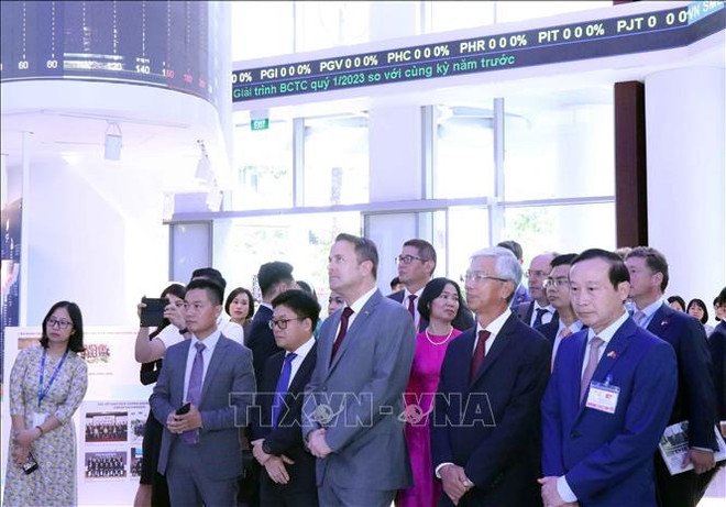 Activités du Premier ministre luxembourgeois à Hô Chi Minh-Ville ảnh 2 Activités du Premier ministre luxembourgeois à Hô Chi Minh-Ville ảnh 2