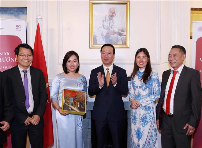 Le président Vo Van Thuong rencontre des Vietnamiens au Royaume-Uni ảnh 1  Le président Vo Van Thuong rencontre des Vietnamiens au Royaume-Uni ảnh 1