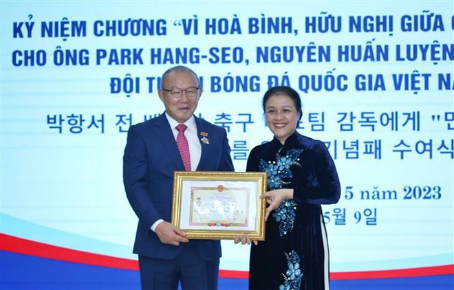 Remise de l'Insigne de la paix et de l'amitié entre les nations à Park Hang-seo ảnh 1 Remise de l'Insigne de la paix et de l'amitié entre les nations à Park Hang-seo ảnh 1