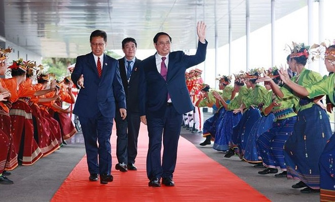 Le PM est arrivé en Indonésie pour assister au 42e Sommet de l’ASEAN ảnh 1 Le PM est arrivé en Indonésie pour assister au 42e Sommet de l’ASEAN ảnh 1