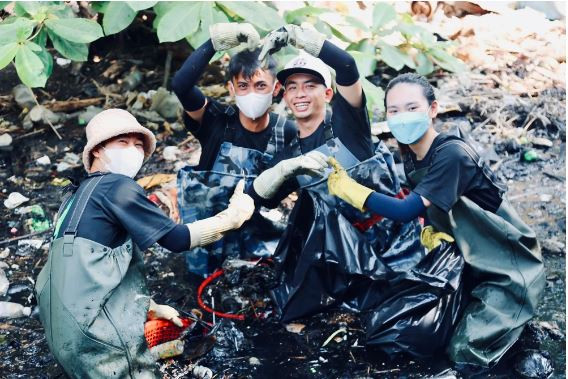 Les jeunes de Sài Gon Xanh ont mis la main au sac-poubelle pour les canaux ảnh 2 Les jeunes de Sài Gon Xanh ont mis la main au sac-poubelle pour les canaux ảnh 2