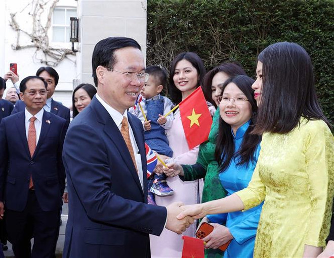 Le président Vo Van Thuong rencontre des Vietnamiens au Royaume-Uni ảnh 2  Le président Vo Van Thuong rencontre des Vietnamiens au Royaume-Uni ảnh 2