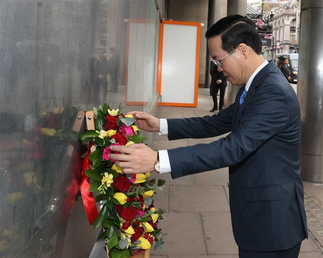 Le président Vo Van Thuong rend hommage à l'Oncle Ho à Londres ảnh 2
