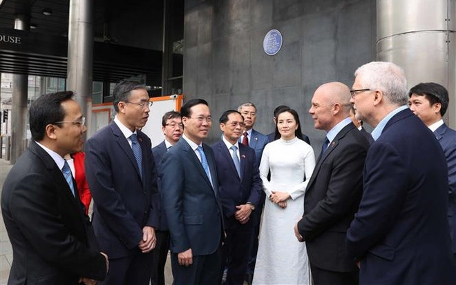 Le président Vo Van Thuong rend hommage à l'Oncle Ho à Londres ảnh 1