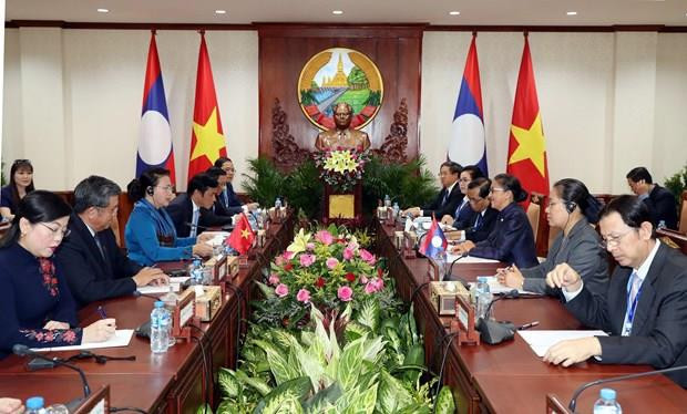 Les plus hautes législatrices vietnamienne et lao s’entretiennent à Vientiane ảnh 1 Les plus hautes législatrices vietnamienne et lao s’entretiennent à Vientiane ảnh 1