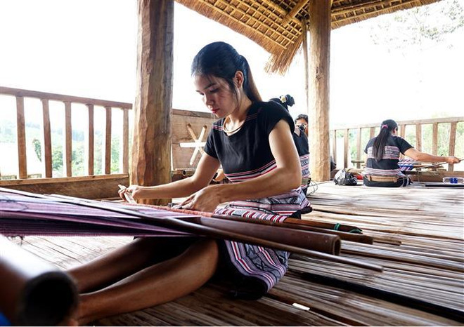 Le tissage de brocatelles des H’rê inscrit au patrimoine culturel immatériel national ảnh 1 Le tissage de brocatelles des H’rê inscrit au patrimoine culturel immatériel national ảnh 1
